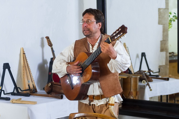 Spielmann Peter mit Gitarre bei Ritteressen auf Burg Colmberg
