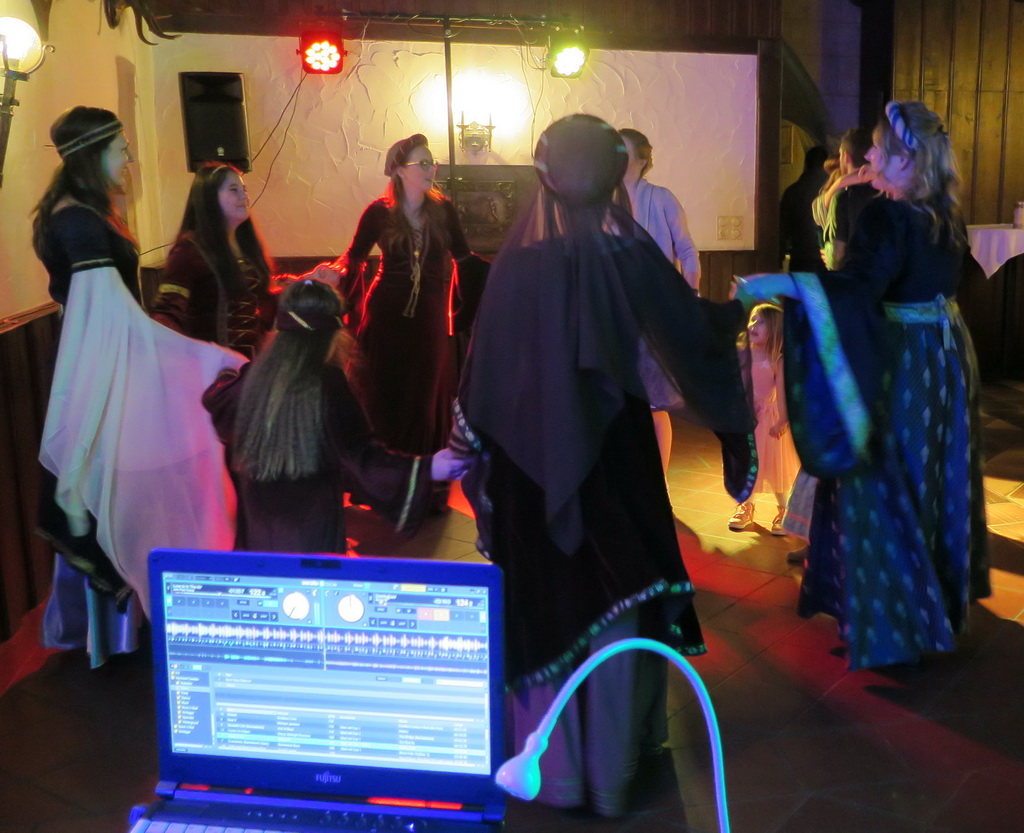 Disco nach einem Ritteressen Kreistanz